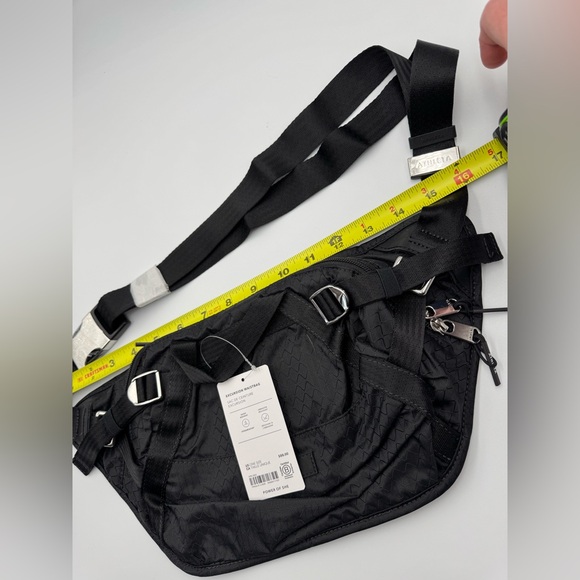 🆕 Athleta Black Excursion Waistbag - Picture 8 of 13